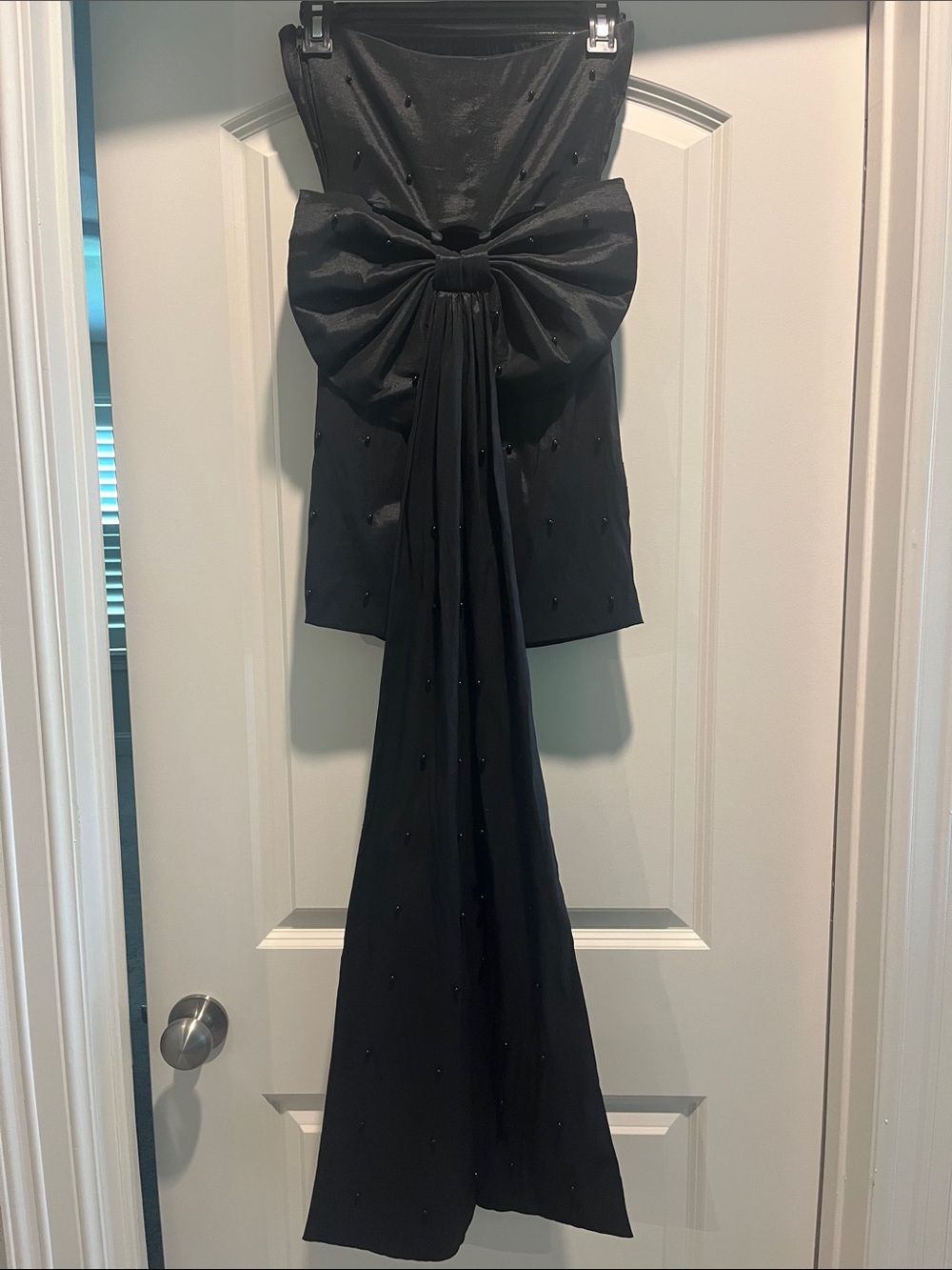 Women’s Elegant Black Strapless Dress with Oversized Bow